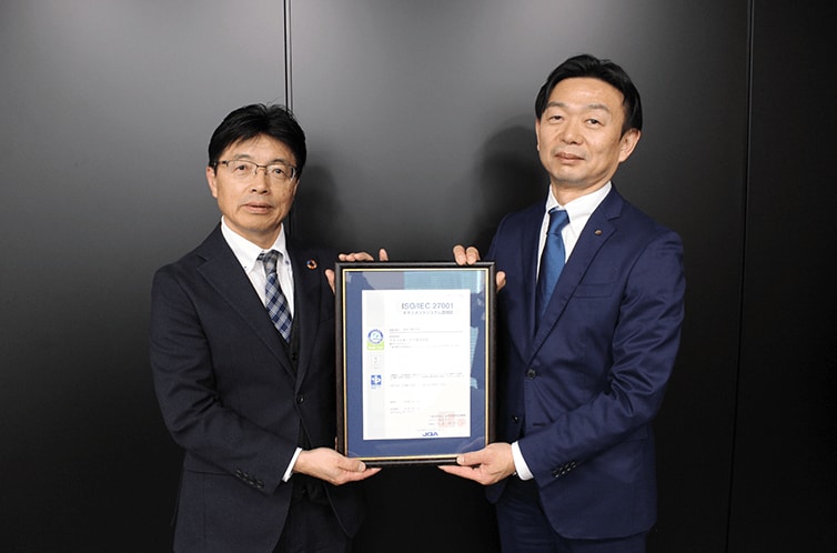 左から一般財団法人日本品質保証機構 理事 今村 俊樹 様、アイリスオーヤマ株式会社 執行役員 管理本部 本部長 田中 伸生