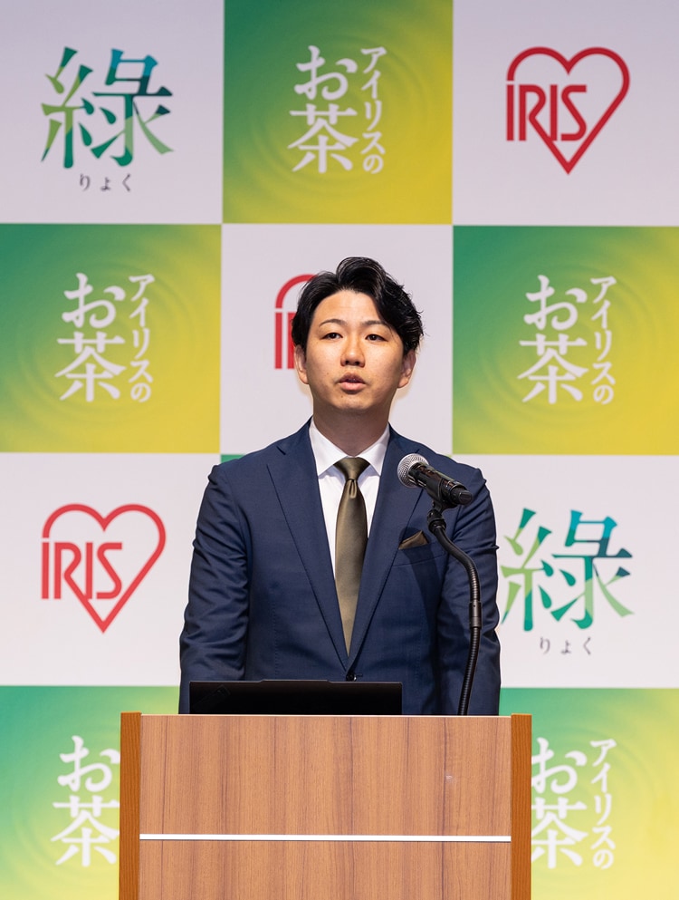 新商品について説明する勝間