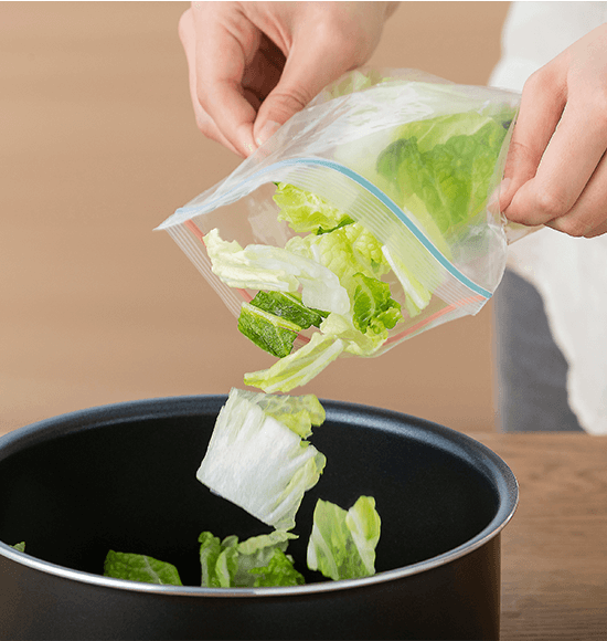 ソフト冷凍室で凍らせた白菜を袋から出す画像