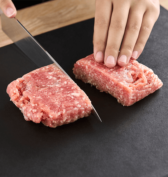 ソフト冷凍室で凍らせた肉を切る画像
