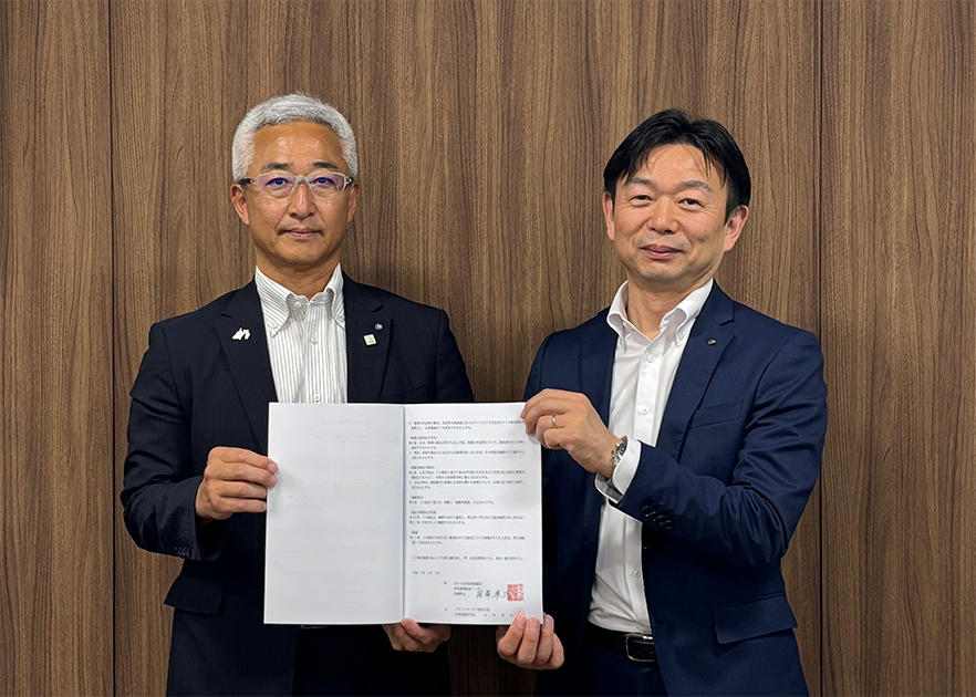防災協定締結式（左：静岡県松崎町長 深澤 準弥様、右：アイリスオーヤマ株式会社 執行役員 管理本部 本部長 田中 伸生）