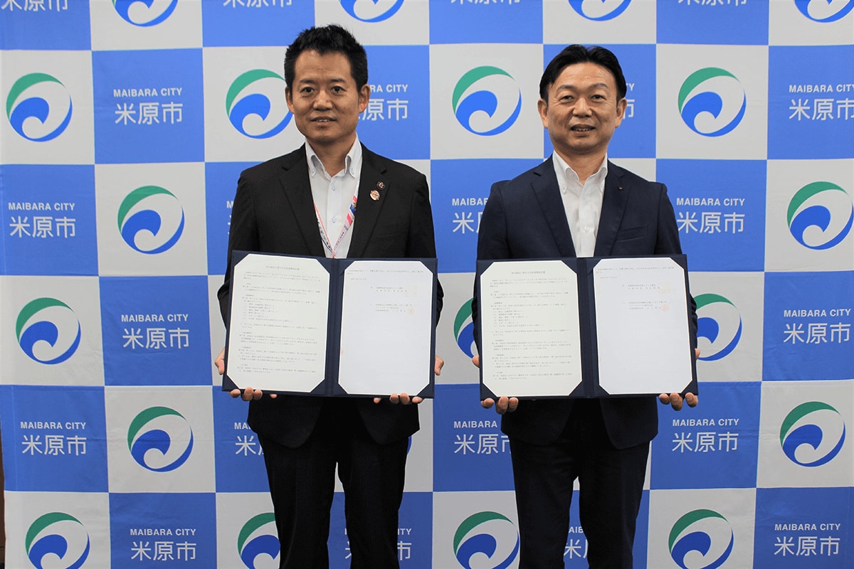 包括連携協定式(左:滋賀県米原市長 角田 航也 様、右:アイリスオーヤマ株式会社 執行役員 管理本部 本部長 田中 伸生)