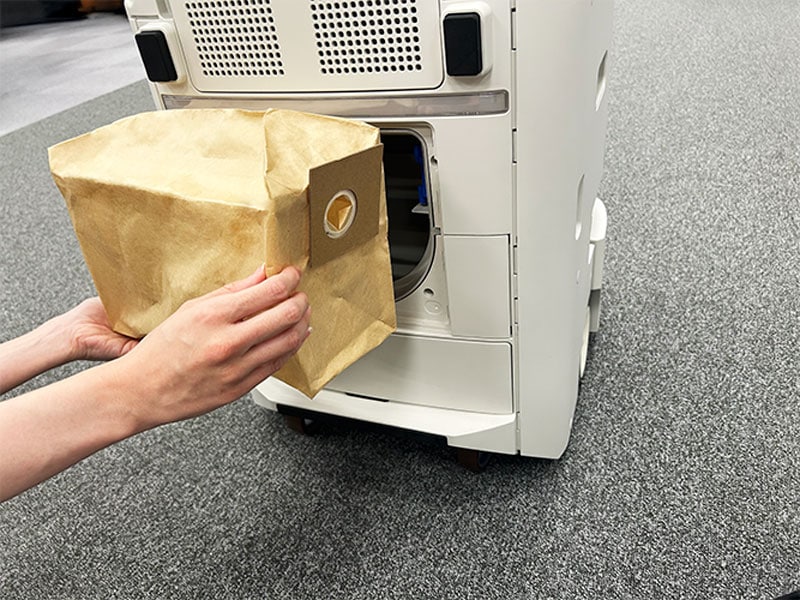 ゴミを溜める紙パックを着脱しやすい仕様