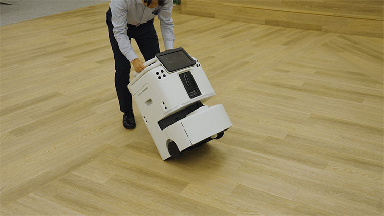 機体を傾けやすくするために足をかけるフットステップを大きくした