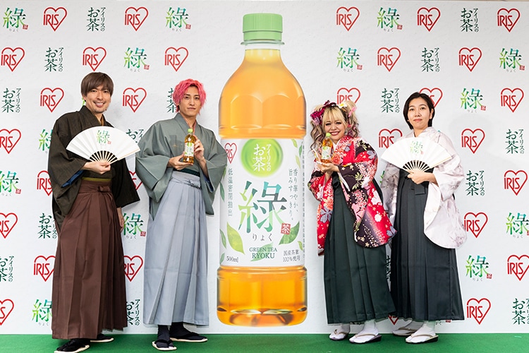 左から 人気お笑いコンビのEXIT（りんたろー。さん、兼近大樹さん）とエルフ（荒川さん、はるさん）