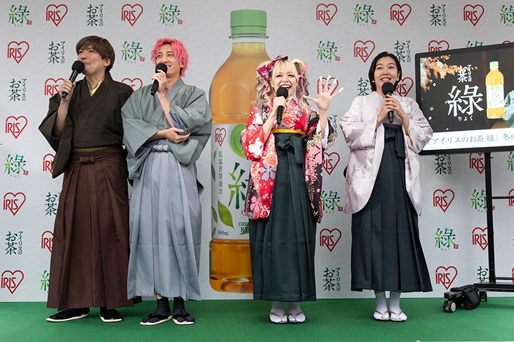 ▲「令和のギャル茶人」として和装姿で登場したEXITとエルフ