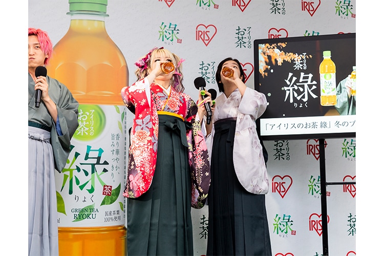 ▲「アイリスのお茶 綠（りょく）」を試飲するエルフ