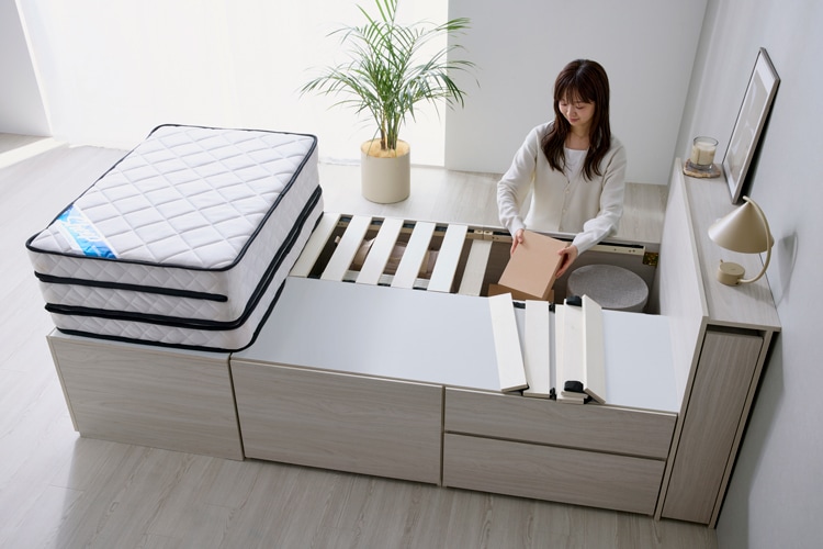 マットレスを床に下ろさずに、収納物を取り出すことができる