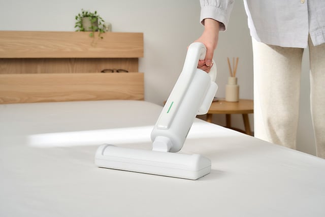 充電式紙パックふとんクリーナー 使用シーン