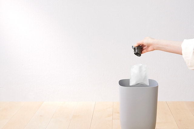 ワンタッチごみ捨てによりごみや花粉が舞いにくい