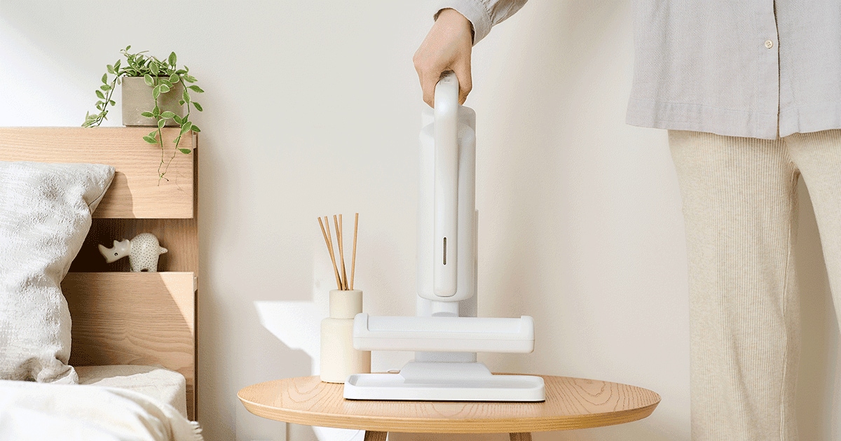 ふとんクリーナーとして当社初の紙パック式が登場！MagiCaleenaから「充電式紙パックふとんクリーナー」新発売 約950gの軽さとコードレスで長時間の使用も快適に