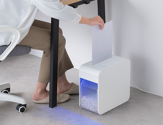 パーソナルシュレッダー　SHIZCUT(シズカット) P4HM-35E-W 使用シーン