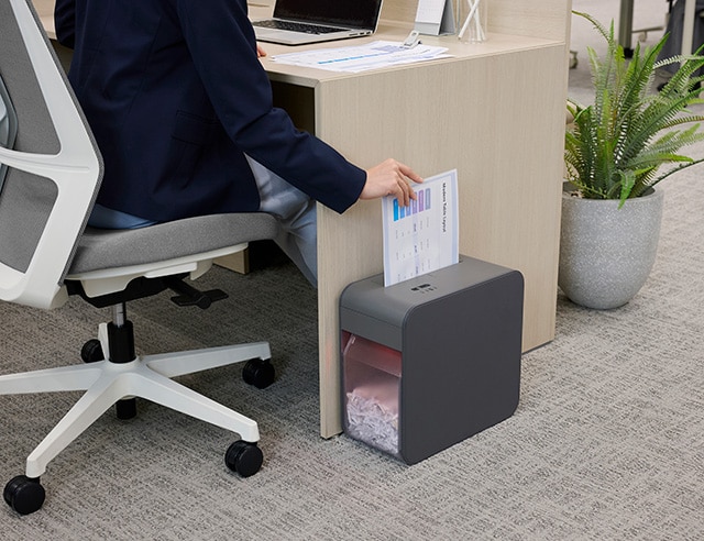 パーソナルシュレッダー　SHIZCUT(シズカット) P7HC-35E-H 使用シーン