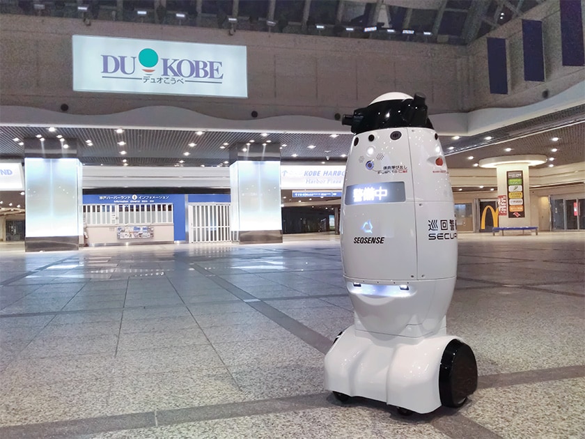 デュオこうべで実証実験を行う自律移動型警備ロボット「SQ-2」