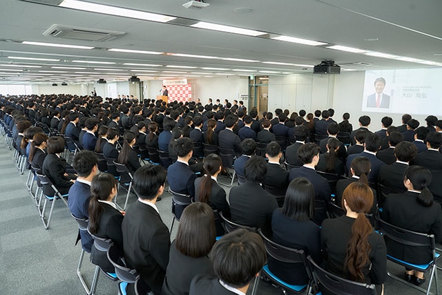 2026年度アイリスグループ入社式会場の写真