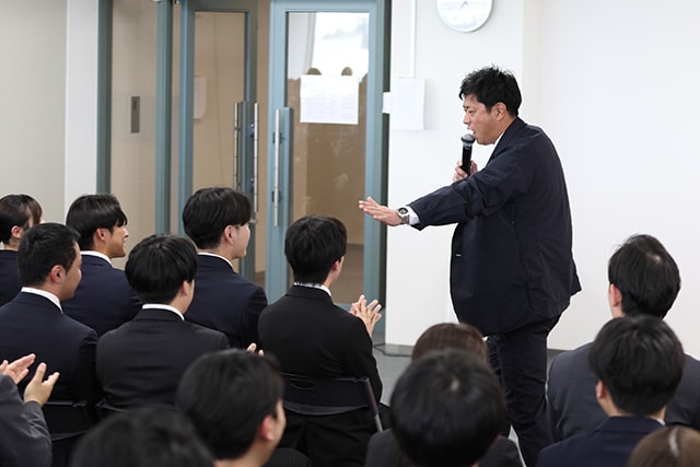 アイリスグループ入社式　サプライズ登場したパンサー 尾形 貴弘さん