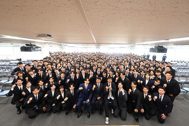 アイリスグループ入社式会場の集合写真