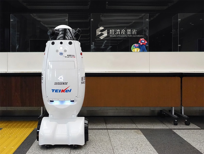 経済産業省 総合庁舎別館で稼働する自律移動型警備ロボット「SQ-2」