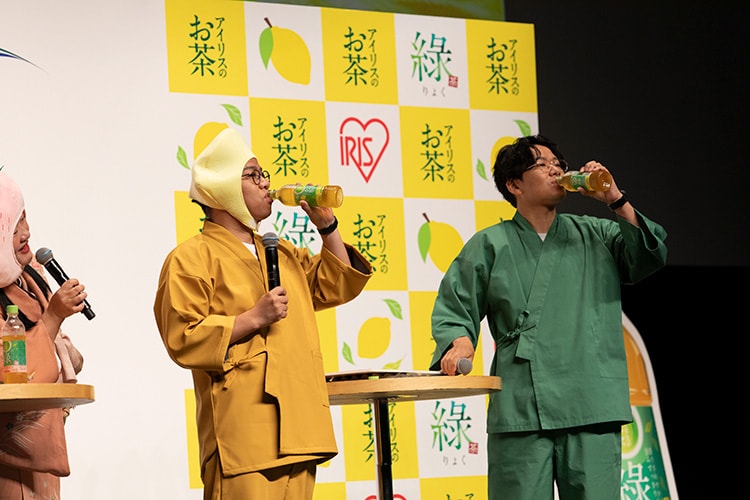 「アイリスのお茶 綠（りょく） レモンフレーバー」を試飲するミキ