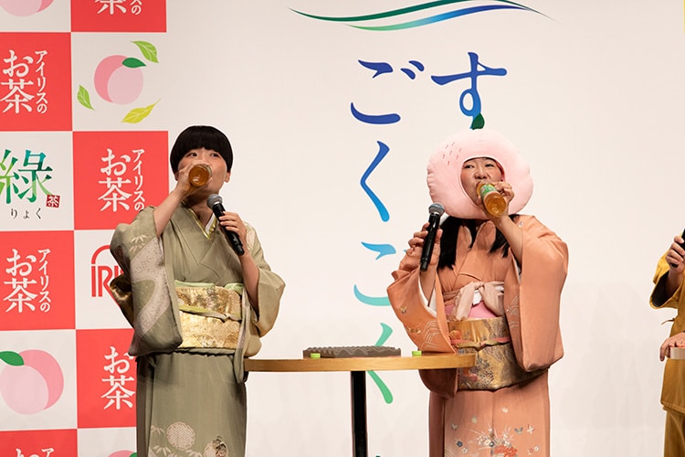 「アイリスのお茶 綠（りょく） 白桃フレーバー」を試飲するガンバレルーヤ