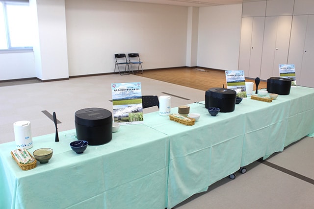 農業参入後、初めて自社生産した新米を内定者に提供