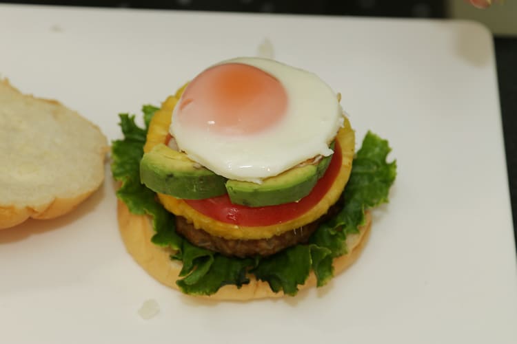 野菜やパテ、目玉焼きを挟んでいく