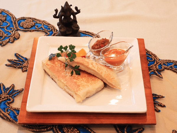 もちもちチーズナンカレー添え