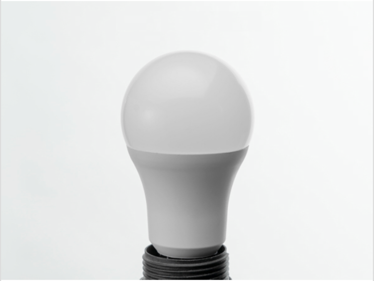 電球を照明機器に取り付け。