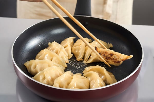 餃子のような焼き物もムラなく調理可能