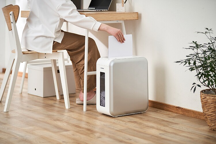 超静音パーソナルシュレッダー使用イメージ