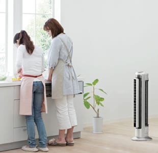 親子が料理をしているキッチンにタワーファンが置かれているシーン画像
