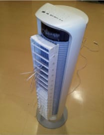タワーファンが風を上下に動かしているシーン画像