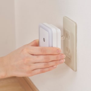 ACプラグ式 LEDセンサーライト 明暗センサー付