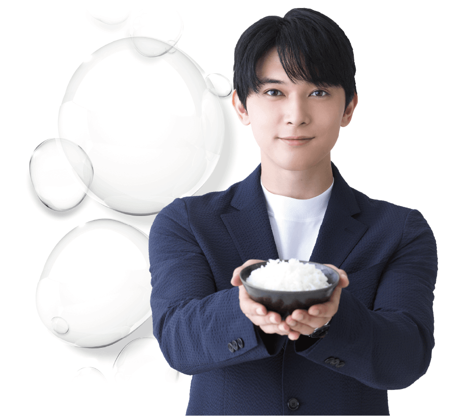 茶碗に分けたおいしいご飯を持つ要正直さん