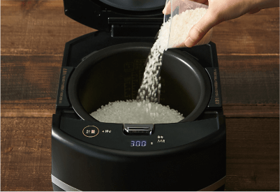 計量ボタンを押してお米を入れる