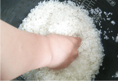 お米をとぎ、内釡にもどす