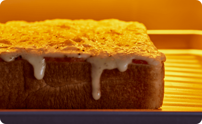 瞬間発熱！遠⾚外線の⾼⽕⼒で素早くサクッと焼き上げる