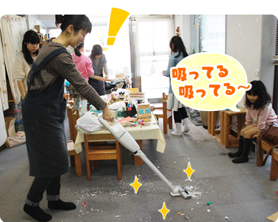 折り紙のゴミや発泡スチロールくずなどの大きなゴミもぐんぐん吸いこみます