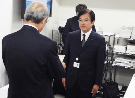 採用者一人ひとりに辞令を渡す健太郎。