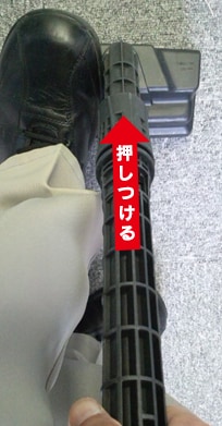 体重をかけてデッキブラシに押しつける
