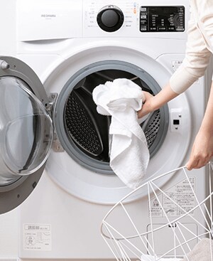 洗濯槽から衣類を取り出す