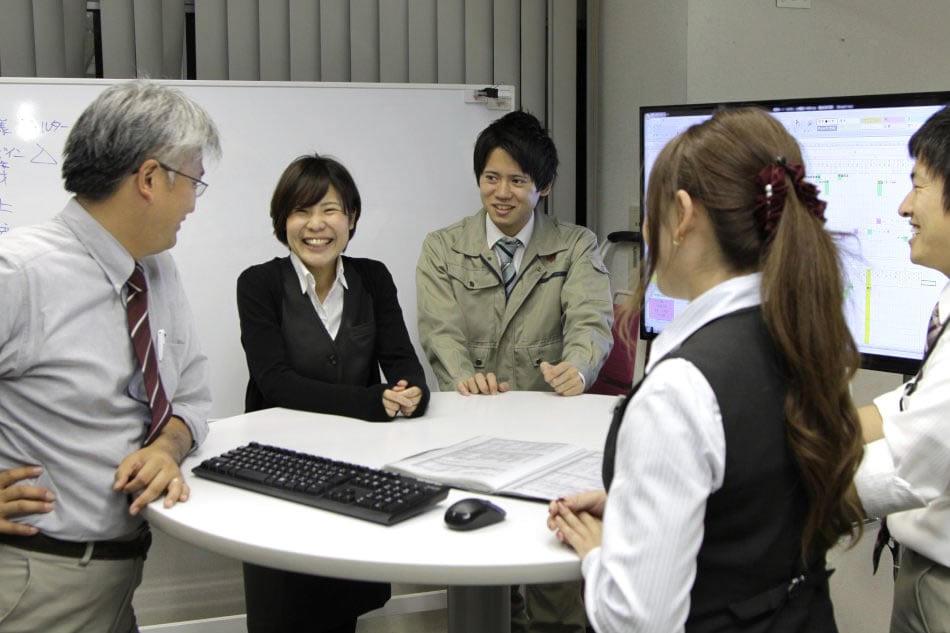 オフィスにも、工場にもある丸テーブル。何のため？