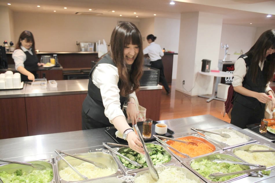 「今日は泳いで帰ります」って何？どんなところで働いているの？